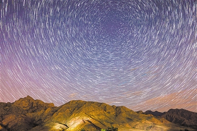     贺兰山上空绚丽夺目的星轨。