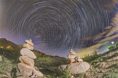     夜幕中的星轨划出一个个同心圆。
