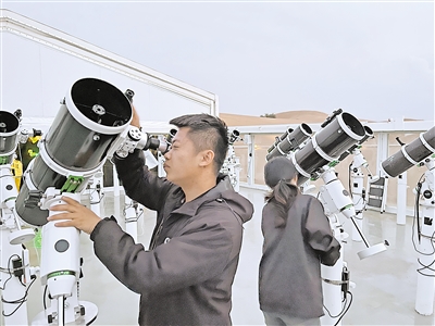     观星师在沙漠星星酒店阵列式天文观测站调试望远镜。