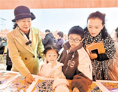     在中卫市沙坡头区永康镇永乐村“赏年画 过大年”活动现场，群众赶“新春大集”，赏民俗年画。
    本报记者 王文革 摄