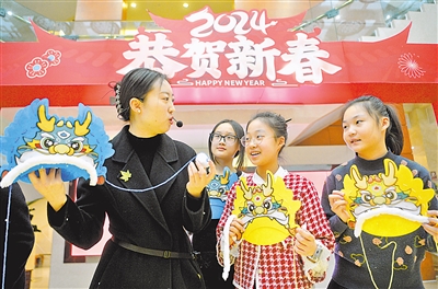     2月10日，宁夏博物馆工作人员向小朋友讲解龙帽的制作方法。春节期间，全区各博物馆准备了主题系列展览、丰富多彩的民俗体验和社教研学等127项活动，推动博物馆里过大年成为新年俗。
    本报记者 王晓龙 摄