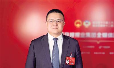 自治区人大代表、宁夏金曜塑业有限公司董事长 金玉龙<br/>　　这些成绩的取得，令人振奋，备受鼓舞。数字背后，是无数人的辛勤劳动和默默付出，我们还有什么理由不接续奋斗，增光添彩？ 本报记者 李涛 摄
