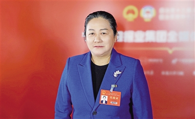     自治区人大代表、吴忠市秀琴奶牛养殖专业合作社理事长 丁秀琴<br/>　　政府工作报告对民营经济和乡村振兴的表述，让我对自己所从事的奶产业发展充满信心。本报记者 李涛 摄