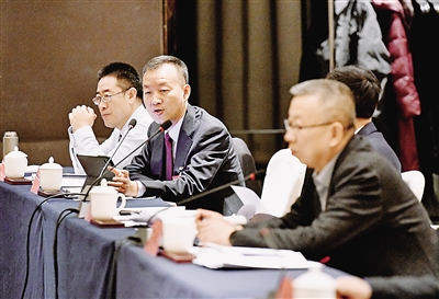    自治区政协委员、宁夏华严趣链科技有限公司董事长 施晓军<br/>　　要正视企业发展中遇到的各种困难，数字企业也要善于因势利导，把握机遇，立足自身实际，加强模式创新、产品创新、技术创新，不断提高核心竞争力。<br/>　　本报记者 王晓龙 摄