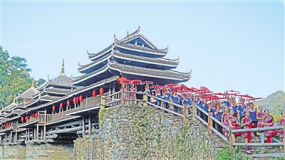     8月26日，三江侗族自治县程阳八寨景区。程阳八寨位于三江侗族自治县林溪镇，立足中国侗族原生态旅游资源，通过旅游销售油茶、茶叶、侗族工艺品等提高群众收入。