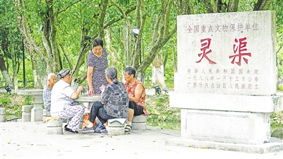     灵渠位于广西壮族自治区桂林市兴安县，全长36.4公里，是连接长江流域和珠江流域的一条古代运河。水清岸绿渠畅景美，每年吸引游客100多万人次。