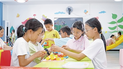     柳州市三江侗族自治县古宜镇南站社区儿童活动室，小朋友在玩游戏。