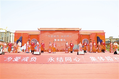 同心县为新人举办集体婚礼。