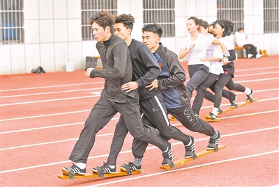     参加板鞋竞速的6名运动员在训练。
