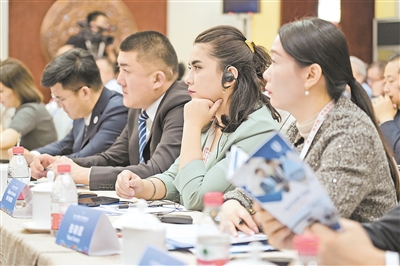     10月26日，第十一届中国-中亚合作论坛友城合作与人文交流论坛在银川举行，与会者聆听嘉宾发言。											 本报记者 马赛尔 摄