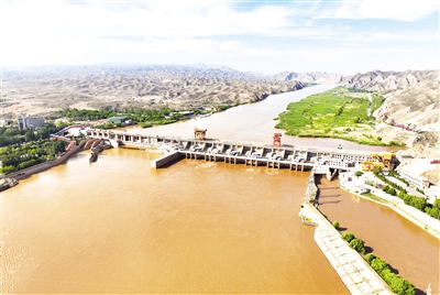 青铜峡拦河大坝横亘在青铜峡黄河大峡谷中。<br/>　　（资料图片）