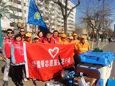 <p>　　　　王树忠律师带领银川律师们开展学雷锋活动。</p>