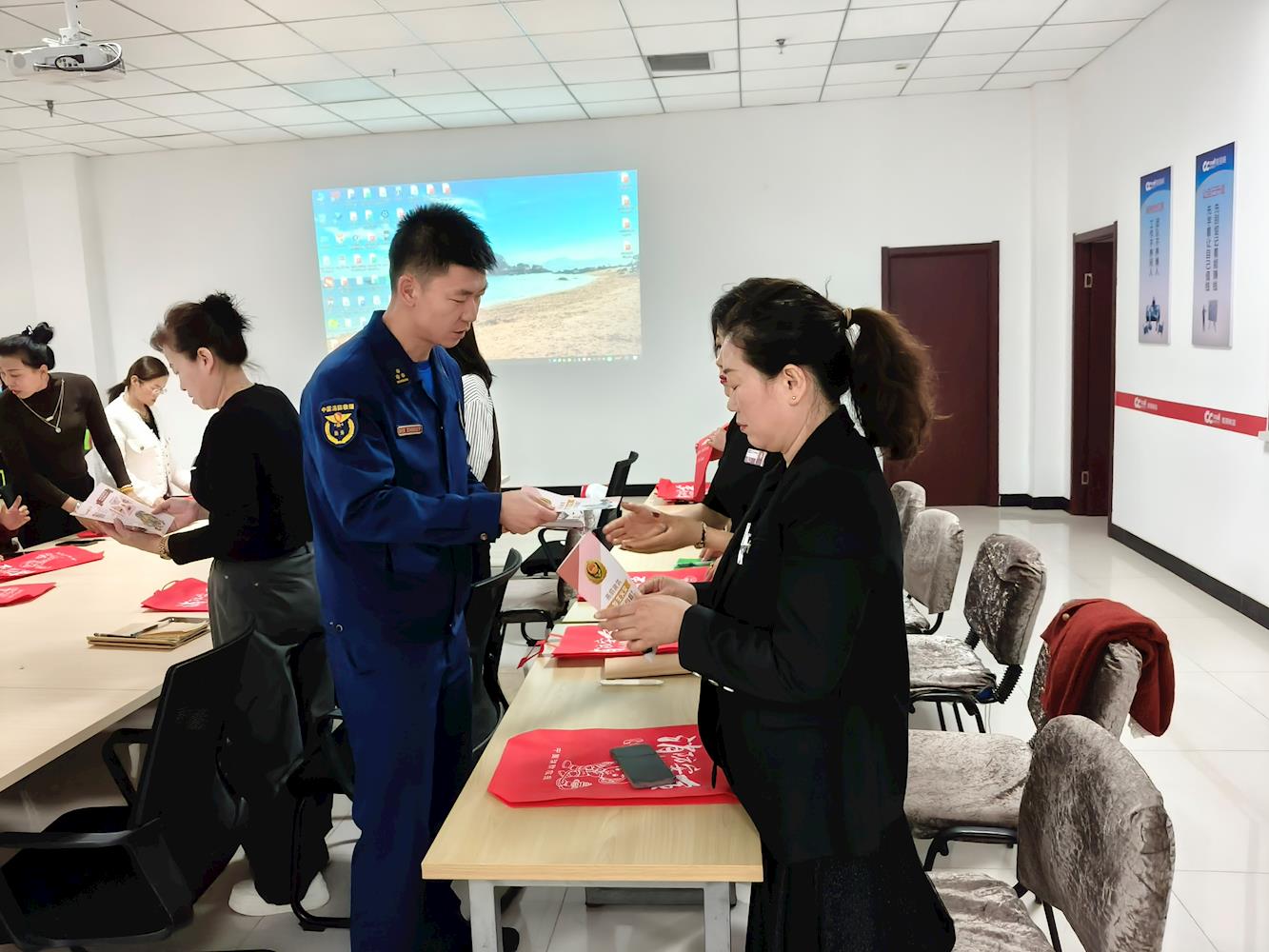 青铜峡消防深入辖区商业综合体开展消防安全宣传培训0.jpg