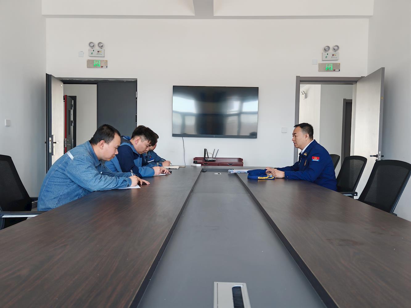 太阳山消防召开储能电站单位消防安全警示约谈会.jpg