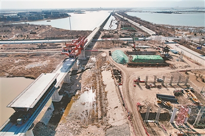 3月6日，俯瞰包银铁路石嘴山特大桥，一派繁忙的建设景象。作为国家“八纵八横”高速铁路网的重要组成部分，包银铁路惠银制梁场承担着626榀箱梁的制、运、架任务，截至目前，预制箱梁剩余150榀，箱梁架设剩余196榀，预计今年7月15日全部架设完成。 本报记者   季正  摄